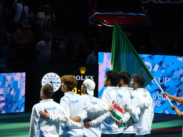 La nazionale italiana maschile di tennis (Filippo Volandri, Jannik Sinner, Lorenzo Musetti, Matteo Berrettini, Andrea Vavassori e Simone Bolelli) alla Coppa Davis 2024 (foto © Rita Carla Francesca Monticelli)